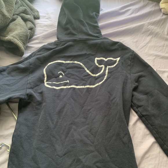 Vineyard vines sweatshirt! - Picture 3 of 3